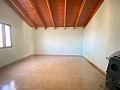 Großes schönes Haus in einem Weiler in Yecla in Real Estate Alicante