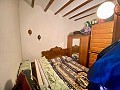 Großes schönes Haus in einem Weiler in Yecla in Real Estate Alicante