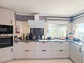 Charmante Villa met Zomerse Keuken en Gastenhuis op 15 Minuten van het Strand in Real Estate Alicante
