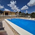 Prachtig landhuis met 3 slaapkamers en 1 badkamer in Yecla. in Real Estate Alicante