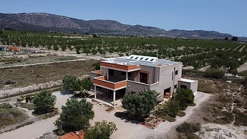 Fabelhafte, zu 70 % fertiggestellte Neubauvilla mit 7 Schlafzimmern und 4 Badezimmern zum Verkauf in Salinas.