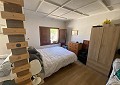 Landhuis met 3 slaapkamers, een bijgebouw met 2 slaapkamers en een studio met 1 slaapkamer in Sax. in Real Estate Alicante