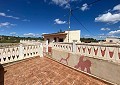 Landhuis met 3 slaapkamers, een bijgebouw met 2 slaapkamers en een studio met 1 slaapkamer in Sax. in Real Estate Alicante