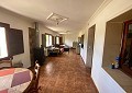 Landhuis met 3 slaapkamers, een bijgebouw met 2 slaapkamers en een studio met 1 slaapkamer in Sax. in Real Estate Alicante