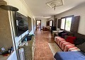 Landhuis met 3 slaapkamers, een bijgebouw met 2 slaapkamers en een studio met 1 slaapkamer in Sax. in Real Estate Alicante