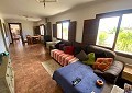 Landhuis met 3 slaapkamers, een bijgebouw met 2 slaapkamers en een studio met 1 slaapkamer in Sax. in Real Estate Alicante