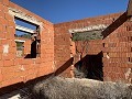 Grand terrain avec une construction incomplète in Real Estate Alicante