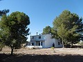 Prachtig landhuis met 5 slaapkamers, 2 badkamers en zwembad in Yecla. in Real Estate Alicante