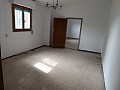 Prachtig landhuis met 5 slaapkamers, 2 badkamers en zwembad in Yecla. in Real Estate Alicante