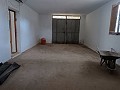 Prachtig landhuis met 5 slaapkamers, 2 badkamers en zwembad in Yecla. in Real Estate Alicante