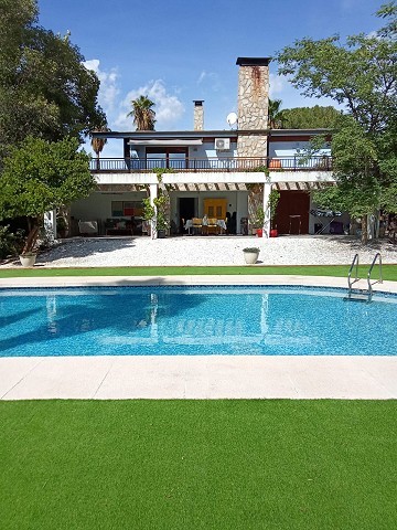 Villa exclusive de 4 chambres et 3 salles de bain à Loma Bada Petrer.