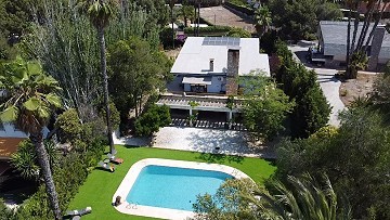 Exclusieve villa met 4 slaapkamers en 3 badkamers in Loma Bada Petrer.