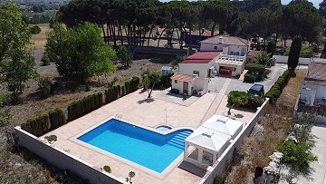 Prachtig landhuis met 5 slaapkamers en 3 badkamers (verdeeld in 2 woningen) in Castalla.