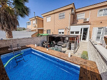 4 Bedroom semi-detached villa in Petrer with private pool
