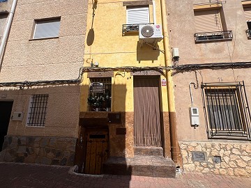 Charming Three-Story Village House in Elche de la Sierra
