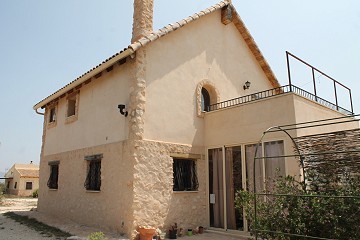 Prachtige authentieke Spaanse finca met 4 slaapkamers, 2 badkamers en gastenverblijf in Pinoso.