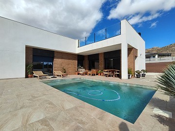 Prachtige nieuwbouwvilla inclusief perceel en zwembad in Jumilla.