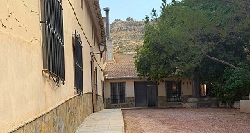 Charming 13 bedroom 3 bathroom Country House in Encebras.