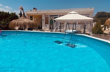 Villa española bellamente renovada en venta en Albatera
