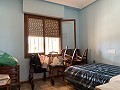 Villa mit 4 Schlafzimmern und 2 Bädern, großes Grundstück mit Platz für Pool, Stallungen oder Geschäft in Real Estate Alicante
