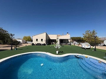 Off-Grid modern villa with pool in Biar