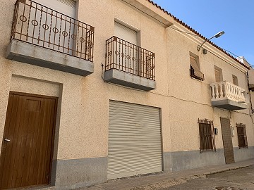 8 Bedroom town house close to the edge of town in Barinas, Murcia.