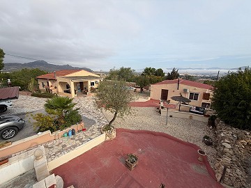 Schöne Villa mit 5 Schlafzimmern und 3 Bädern in Sax.