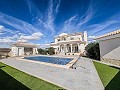 Atemberaubende, bezugsfertige Neubauvilla mit Gästehaus, Garage und Sommerküche! in Real Estate Alicante