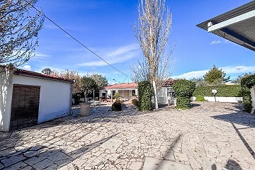 Villa con Piscina de 4 Habitaciones + Terreno en Sax