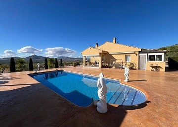 Beautiful 3 Bed 2 Bath Villa with Pool, Breath Taking Views and Entertaining Area, in Sax.