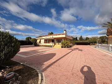 Villa de lujo en Sax, Alicante, con tres garajes dobles, piscina y pista de tenis.