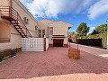 Luxe villa in Sax, Alicante, met drie dubbele garages, zwembad en tennisbaan. in Real Estate Alicante