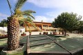 Große freistehende Villa mit Pool in der Nähe der Stadt in Elda-Petrer in Real Estate Alicante