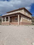 Mooie gerenoveerde villa met 5 slaapkamers op groot perceel in Real Estate Alicante
