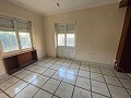Herenhuis met 5 slaapkamers en 2 badkamers dat moet worden gerenoveerd in Real Estate Alicante