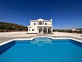 Luxe nieuwe villa met zwembad en perceel in Real Estate Alicante
