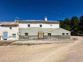 Geräumiges Landhaus mit 8 Zimmern zum Renovieren in Yecla in Real Estate Alicante